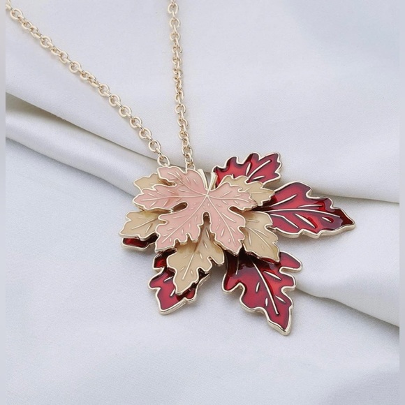 NWT Maple Leaf Necklace Tri-Color Metal Maple Leaf Pendant - Picture 3 of 5